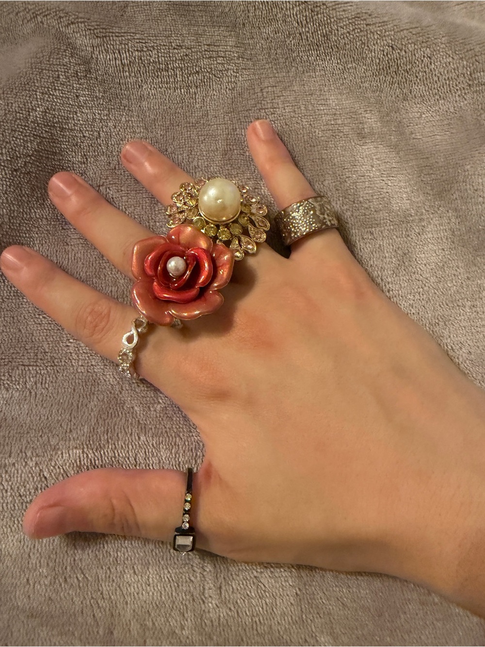 vintage women’s ring collection. 30+ rings & more assorted jewelry - Picture 2 of 10